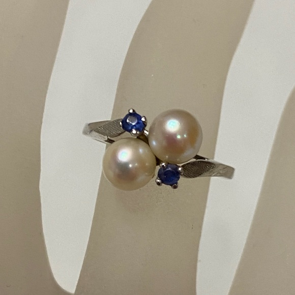 Beautiful 14k White Gold Cultured Pearls & Sapphires Ring Size 5.75” Weighs 2.3.